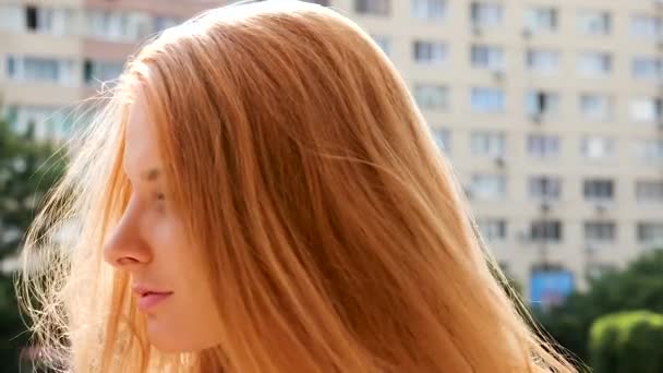 Model Redhead žena potřásl hlavou a vlasy jde všechny způsoby - Záběry, video