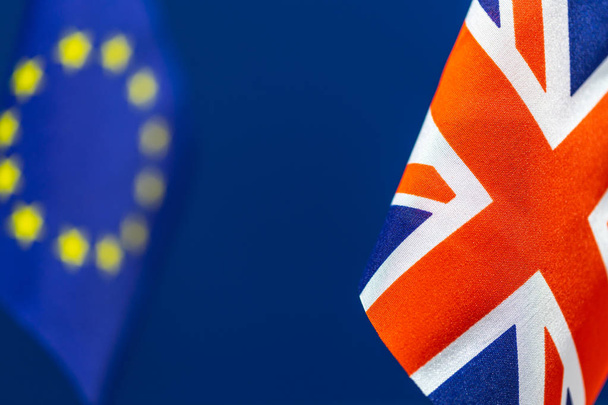 Drapeaux de Grande-Bretagne et Europe unie déconcentrée avec fond bleu. Concept de Brexit
. - Photo, image