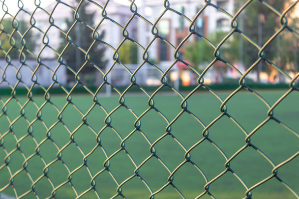 Close-up λεπτομέρεια πράσινο χρώμα ποδόσφαιρο περιοχή καλώδια. Φωτογραφία έχει ληφθεί στη Σμύρνη, στην Τουρκία. - Φωτογραφία, εικόνα
