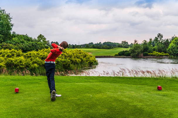 menino jogando golfe
 - Foto, Imagem