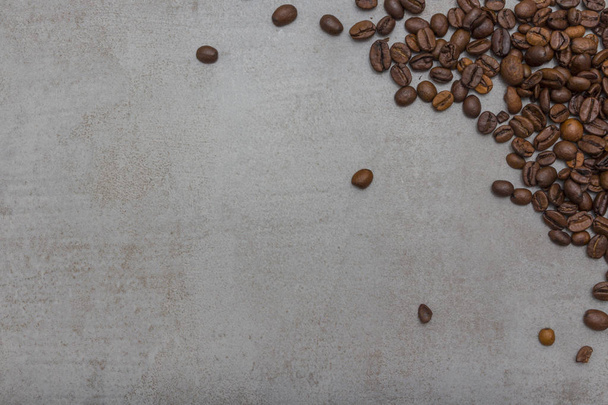 Кофейные зерна на сером фоне
  - Фото, изображение