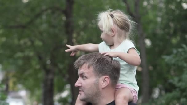 Un homme porte une petite fille sur ses épaules
. - Séquence, vidéo