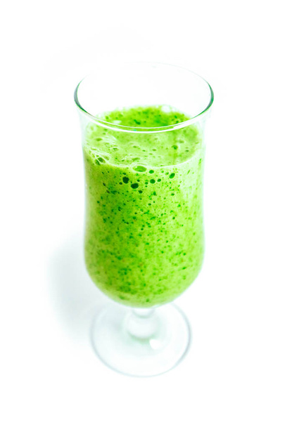 Un verre de smoothie bio vert, isolé sur fond blanc. Concept d'alimentation saine
. - Photo, image