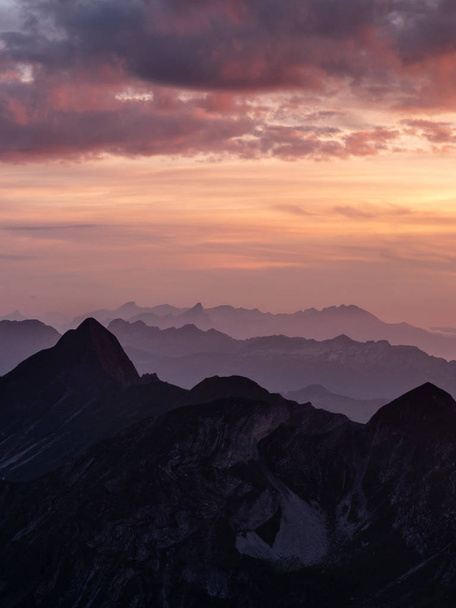 dramatische zonsondergang over bergketen in de Zwitserse Alpen brienzer rothorn Zwitserland - Foto, afbeelding
