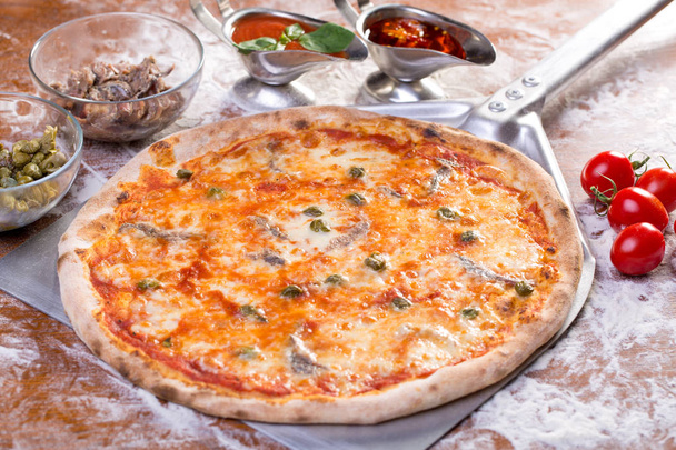 primer plano de deliciosa pizzacon anchoas, mozzarella y alcaparras
  - Foto, Imagen