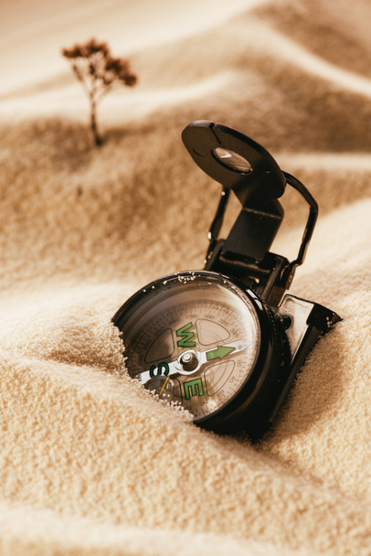 Nahaufnahme des Retro-Kompasses am Sandstrand, Reisekonzept - Foto, Bild