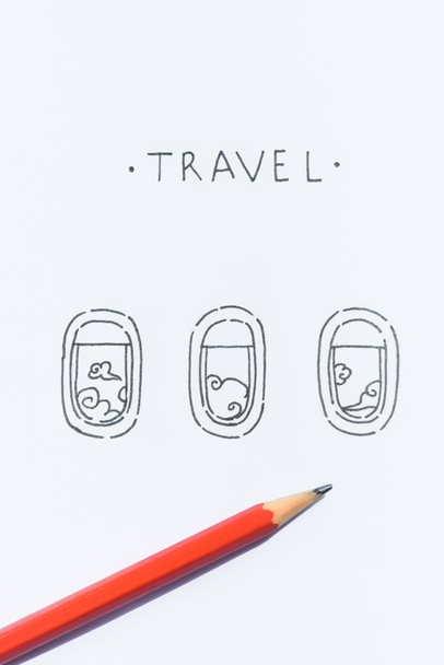 visão de perto do lápis sobre papel branco com letras de viagem e ilustração de janelas planas
 - Foto, Imagem