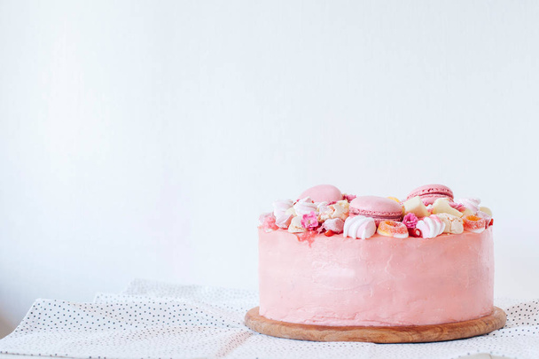 Pastel rosa. Decoración de dulces, macarrones, malvaviscos, chocolate blanco. Dulce regalo de cumpleaños. Para niña.
. - Foto, Imagen