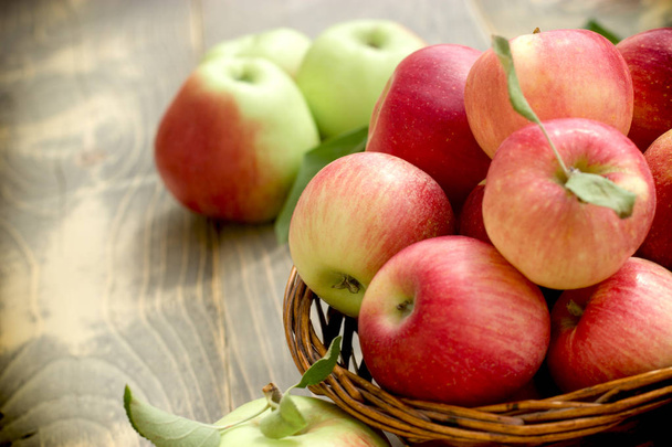 Cibo sano - mela biologica fresca, mele in cesto di vimini sul tavolo
 - Foto, immagini