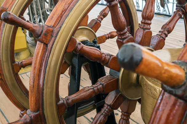 Eski bir yelkenli gemisi çift dümen tekerlek - Fotoğraf, Görsel