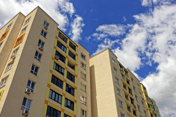 Windows ve balkon gökyüzü üzerinde bina bir kahverengi yüksek katlı parçası - Fotoğraf, Görsel