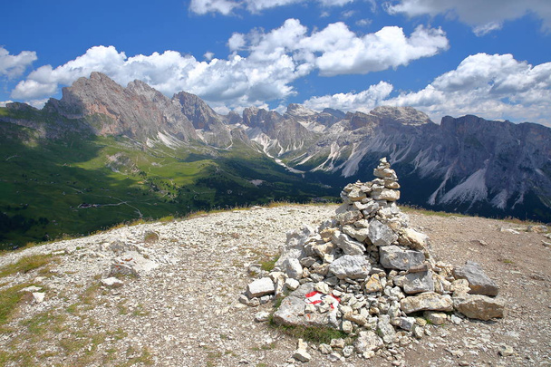 Горный хребет Пуэз Одле, вид с горы Пик (выше Райзера), Валь-Гардена, Джильо, Италия
 - Фото, изображение