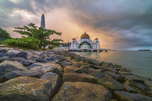 Kaunis auringonnousu yli majesteettinen moskeija, Malacca salmet kelluva moskeija (Masjid Selat Melaka
). - Valokuva, kuva