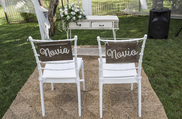Chaises pour mariés à l'autel. Signe espagnol Novia y Novio
 - Photo, image