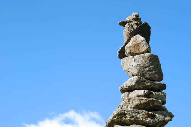 ισορροπημένη Πύργος άγρια πέτρες ενάντια στον ουρανό - Φωτογραφία, εικόνα