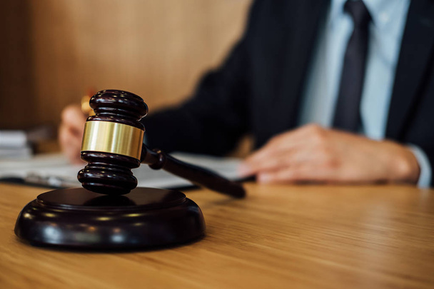 Gavel sobre mesa de madeira e Advogado ou Juiz trabalhando com acordo no tema da sala de audiências, Justiça e Direito conceito. - Foto, Imagem