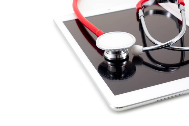 Stéthoscope sur tablette informatique, concept de soins de santé technologique
 - Photo, image