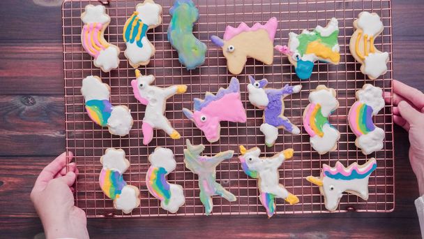 Biscotti unicorno decorati con glassa reale asciugatura su stendino
. - Foto, immagini