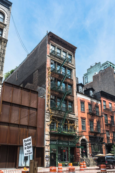 Manhattan, New York City, USA - July 1, 2018: Houses in Bond Street in Noho
 - Фото, изображение