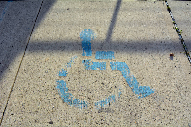 Verschoten blauw Handicap pictogram In parkeren kraam - Foto, afbeelding
