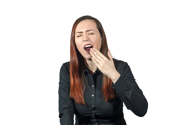 Женщина на белом фоне зевает, закрывая рот рукой
 - Фото, изображение