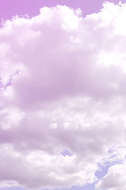 Een blauwe hemel met veel witte wolken van verschillende grootte - Foto, afbeelding