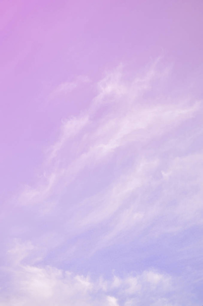 Een foto van een helder en glanzend blauwe hemel met pluizig en dichte witte wolken van verschillende grootte en vormen. Mooie hemel op een duidelijke lente-middag - Foto, afbeelding