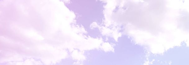 Mavi bir gökyüzü ile lots-in farklı boyutlarda beyaz bulutlar - Fotoğraf, Görsel