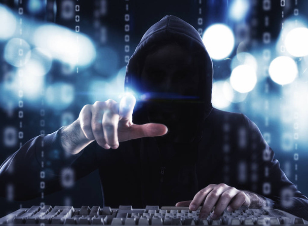 Un hacker che legge informazioni personali. Concetto di privacy e sicurezza
 - Foto, immagini