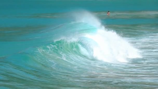 Κύματα για την παραλία του Nai Harn, Ταϊλάνδη - Πλάνα, βίντεο