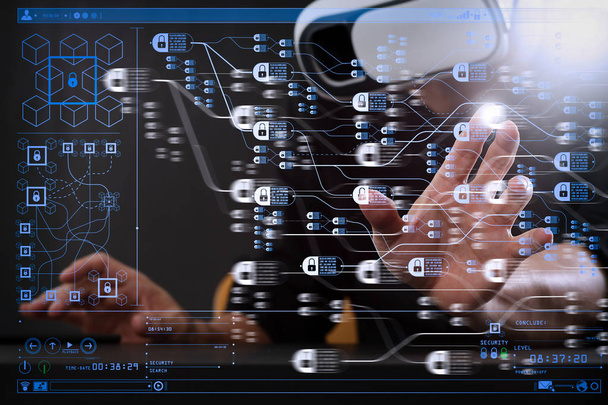 Blockchain τεχνολογία έννοια με το διάγραμμα της αλυσίδας και κρυπτογραφημένη blocks.businessman φορώντας εικονική πραγματικότητα γυαλιά στο σύγχρονο γραφείο με κινητό τηλέφωνο με το ακουστικό Vr  - Φωτογραφία, εικόνα