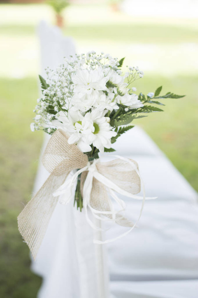 Υπαίθριο θερινό κήπο πολιτικό γάμο τραπέζια με μπουκέτα λουλουδιών διακοσμημένα για υπηρεσίες για θέματα γάμου. - Φωτογραφία, εικόνα