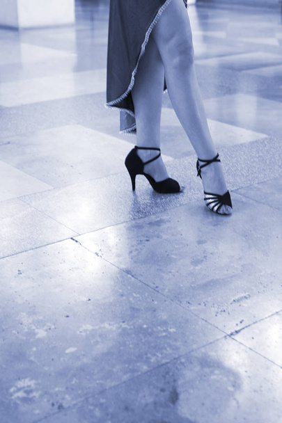 Сексуальная танцовщица, танцующая в современном спортивном танце с тонкими длинными ногами, - Фото, изображение