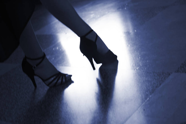 Latina salsa ženské tanečník tančit v taneční show v přijímací hale moderní sport. - Fotografie, Obrázek