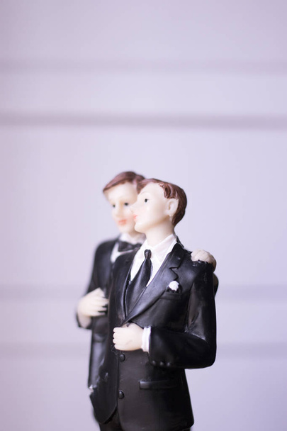 bolo topper gay casamento casal de dois masculino noivos segurando romântico casamento abraço de LGBT amor
. - Foto, Imagem
