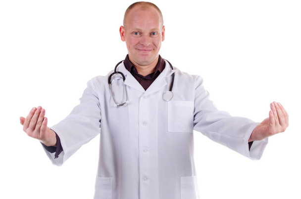 Młody lekarz stawia jego ręce i zachęca pacjentów należy traktować z uśmiechem na twarzy na na białym tle - Zdjęcie, obraz