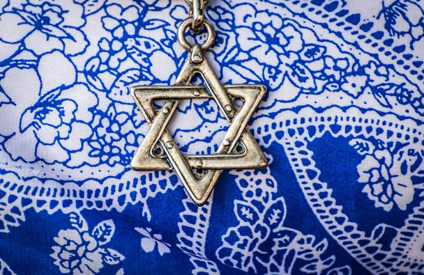 ダビデの星、青と白の背景に、有名なユダヤの六芒星のシンボル。ユダヤ教の概念画像、giyur への変換. - 写真・画像