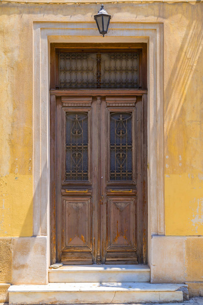 Old and beautiful ornate door in Athens, Greece, classic architectural detail. - Valokuva, kuva