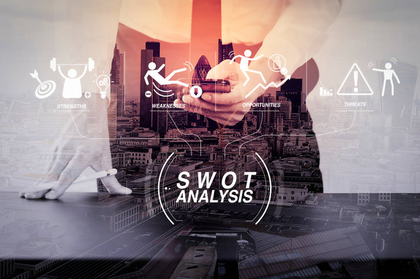 SWOT analizi sanal diyagramı ile güçlü, zayıf, tehditler ve fırsatlar Londra şehir pozlama ile modern ofis ahşap Danışma ile akıllı telefon üzerinde company.businessman - Fotoğraf, Görsel
