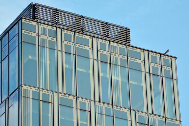 Stedelijke abstracte achtergrond, detail van moderne glazen gevel, zakelijke kantoorgebouw. - Foto, afbeelding