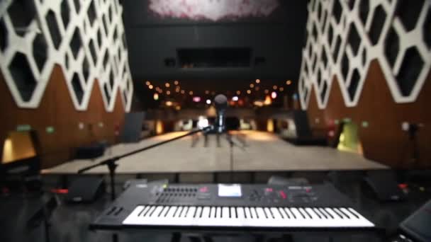 POV snímek umělec pěšky směrem k klávesnice a mikrofon během kontrola zvuku - Záběry, video