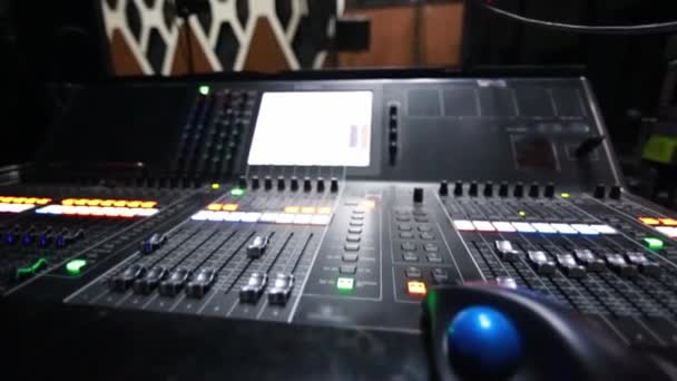 Close-up legal de console de monitor e microfone no palco antes de um concerto
 - Filmagem, Vídeo