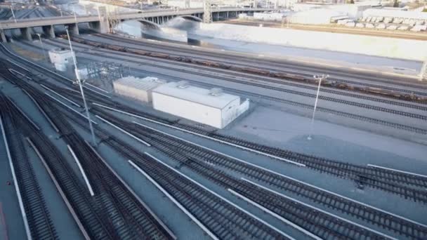Δροσερό κεραία βολή που κινείται μακριά από το τρένο κομμάτια στο Λος Άντζελες, Ca - Πλάνα, βίντεο