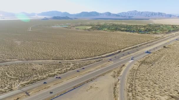 Повітряний постріл через державний кордон між Каліфорнія і Невада - Кадри, відео