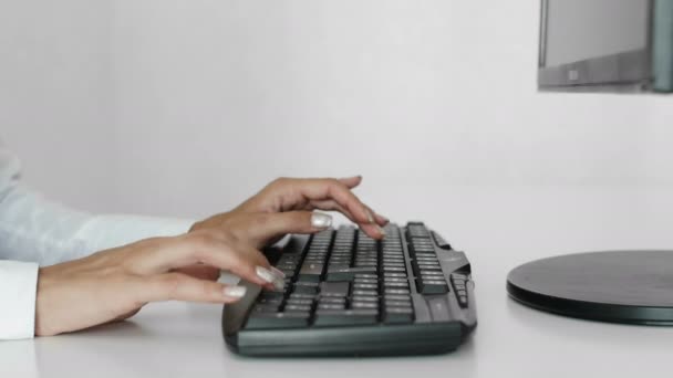 Woman has carpal tunnel syndrome at office - Footage, Video