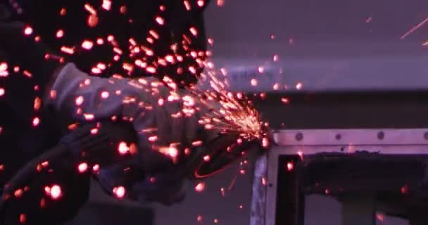 industrie werknemer elektrische wiel op stalen structuur malen en het maken van sparks in fabriek kleinbedrijf winkel in slow motion - Video
