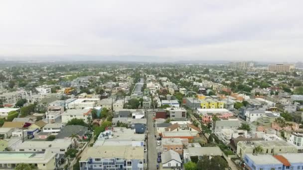 Εναέρια άποψη απομακρύνεται από γειτονιά προς τον ωκεανό στην Καλιφόρνια - Πλάνα, βίντεο