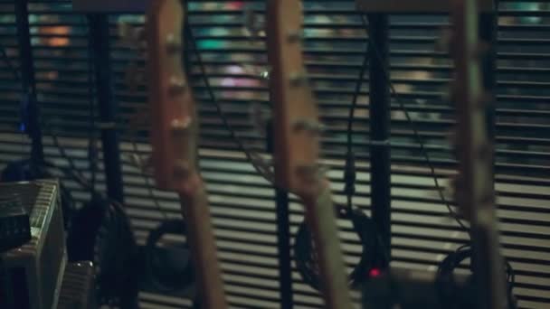 Detail z elektrické a akustické kytary na stojan na jevišti před přehlídkou - Záběry, video