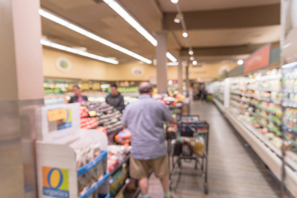 Розмитість фону зображення клієнтів покупки в місцевому продуктовому магазині в Сан-Франциско, штат Каліфорнія. Свіжі фрукти та овочі на дисплеї. Органічні, вирощеної виробляє, здорове харчування в супермаркеті - Фото, зображення