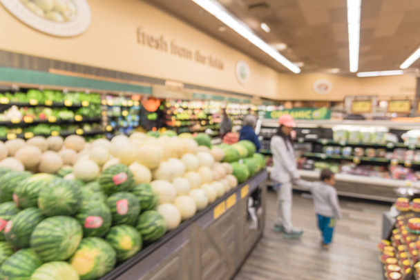 verschwommenes Hintergrundbild Kunden beim Einkaufen in einem lokalen Lebensmittelgeschäft in San Francisco, Kalifornien. frisches Obst und Gemüse wird ausgestellt. Bio, lokal angebaut, gesunde Lebensmittel im Supermarkt - Foto, Bild